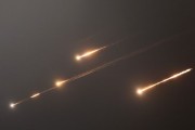 八字测试伊朗以导弹齐射回应以色列的大规模袭击