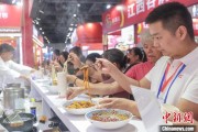 八字测试“嗦粉”经济火热 中国多地“食力”出圈